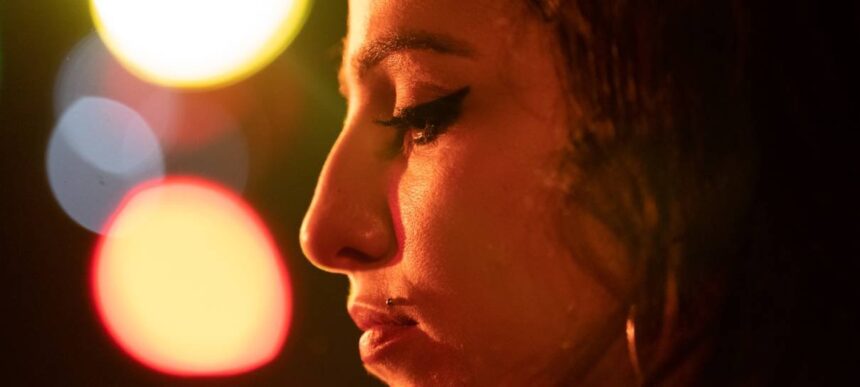 Cinebiografia de Amy Winehouse ganha nova foto com a cantora