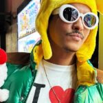 Bruno Mars vira otaku em visita ao Japão e foto com mangá Jujutsu Kaisen